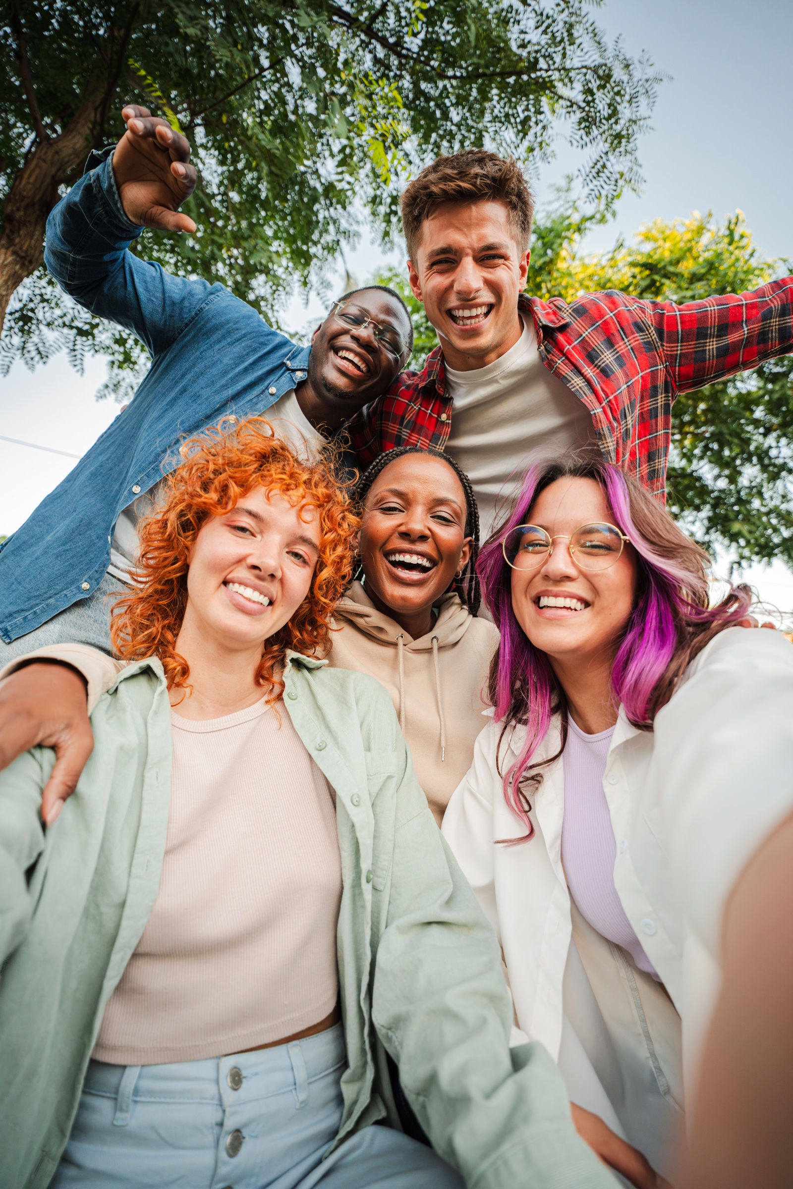 Grupo de amigos sorrindo ao ar livre